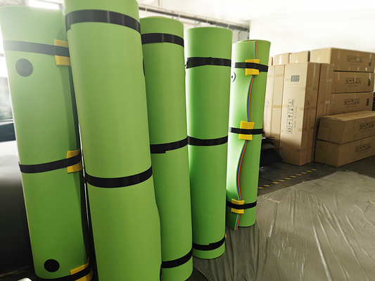 Ukuran Disesuaikan Warna Water Mat Floating Pad 3 Lapisan Tear Resistant XPE Foam dengan Elastic Bungee Tether Floating Mat