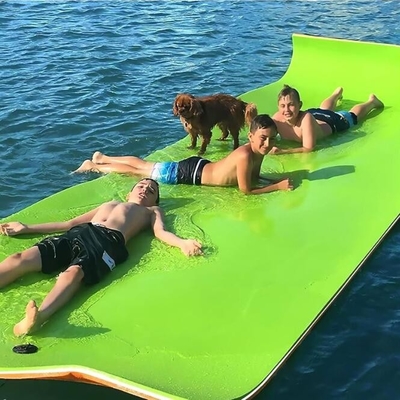 Ketahanan kenyamanan luar ruangan XPE Foam Pad Floating Blanket Waterproof Tear Resistant Eye Catching Color untuk luar ruangan