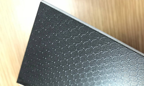 Pola yang tergores disesuaikan Acoustic Moistureproof 1mm IXPE foam pad backing untuk lantai vinil mewah inti kaku